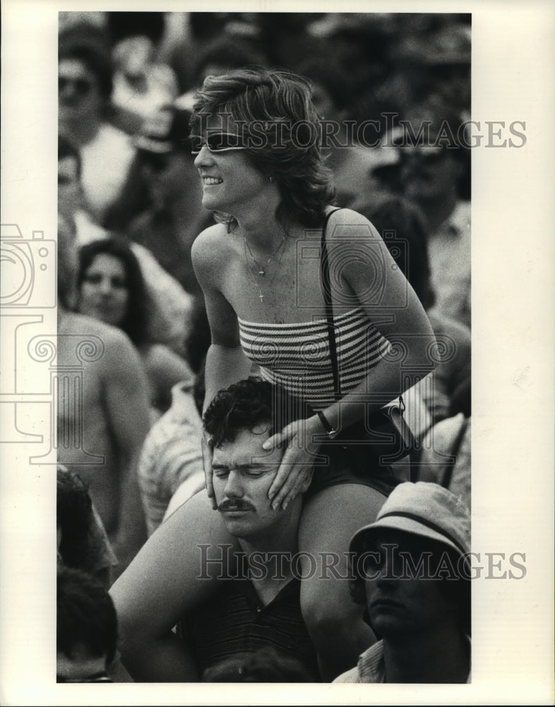 Load image into Gallery viewer, 1983 Press Photo New Orleans Jazz and Heritage Festival spectators for John Fred
