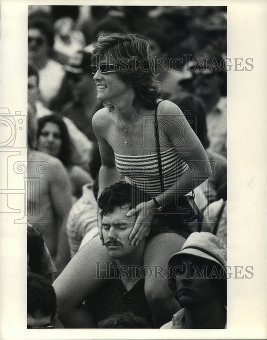 1983 Press Photo New Orleans Jazz and Heritage Festival spectators for John Fred