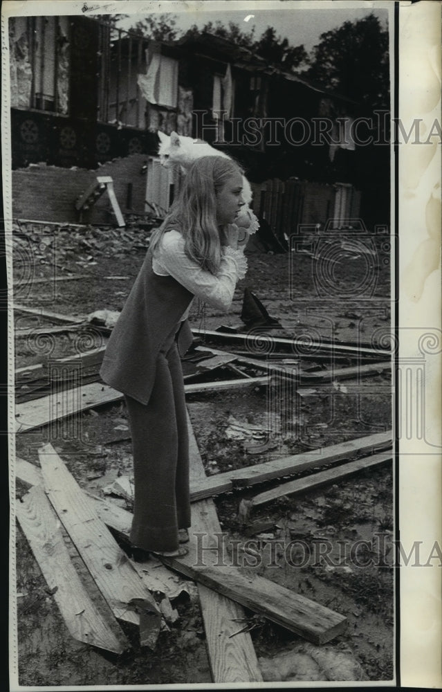 1971 Press Photo Hurricane Edith Miss Linda Pace and cat in Baton Rouge- Historic Images