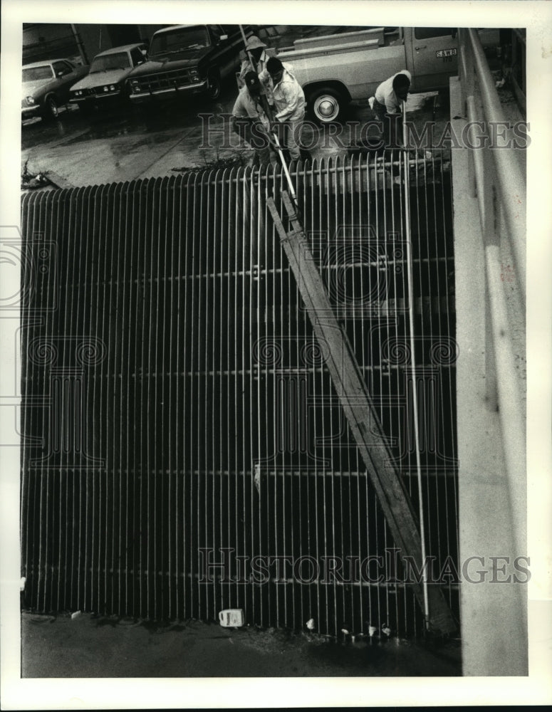 1985 Press Photo Hurricane Elena utility plant worker clearing out 17th st canal- Historic Images