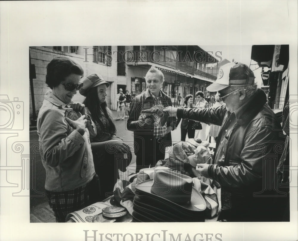 1978 Press Photo Sugar Bowl - Visitors shop with street vendors. - noa05901- Historic Images