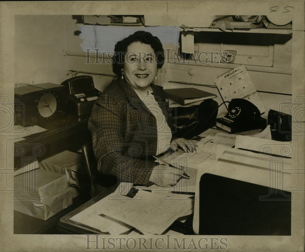 1955 Press Photo Mrs. Bessie Accardo, billing clerk Refrigeration Service Inc.- Historic Images