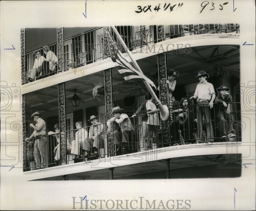 1973 Press Photo Sugar Bowl - Alabama Fans on French Quarter Hotel Balcony- Historic Images