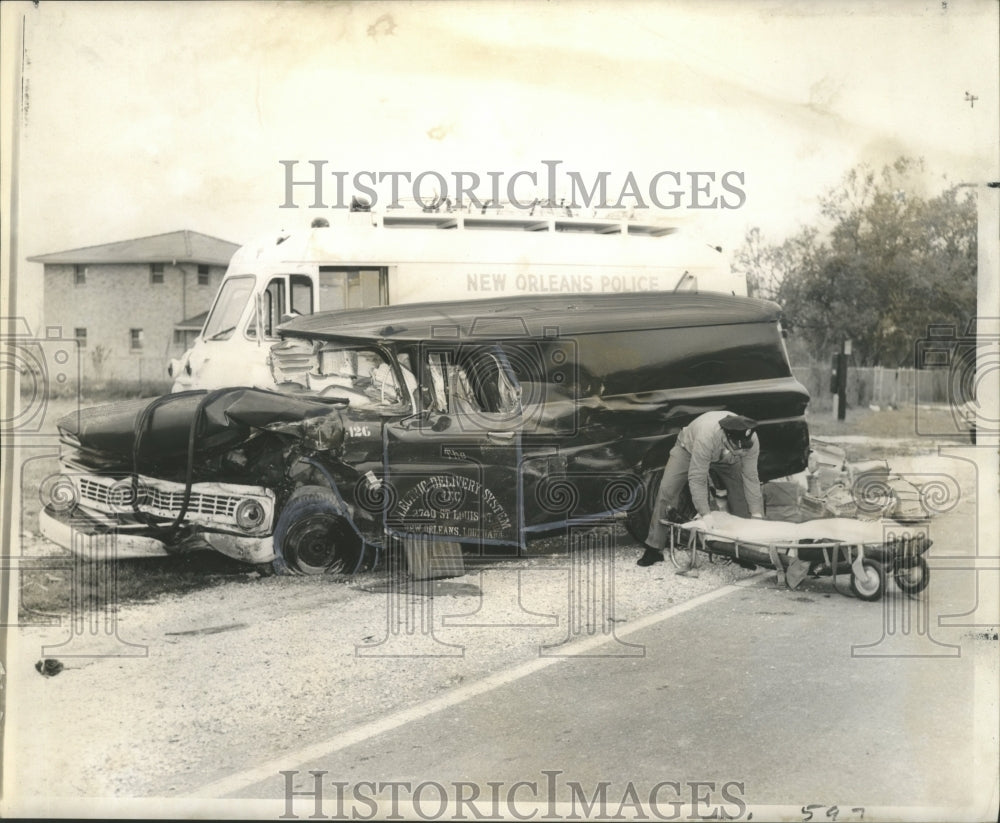 1968 Press Photo Accidents- Police officers remove body of Victor J Falco.