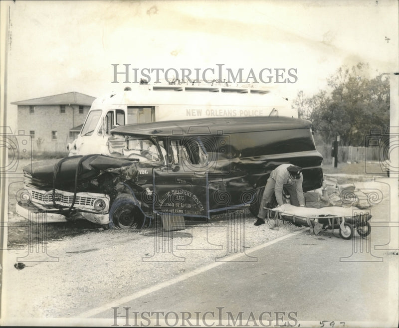 Load image into Gallery viewer, 1968 Press Photo Accidents- Police officers remove body of Victor J Falco.

