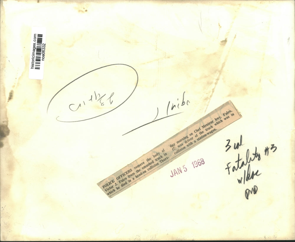 1968 Press Photo Accidents- Police officers remove body of Victor J Falco.