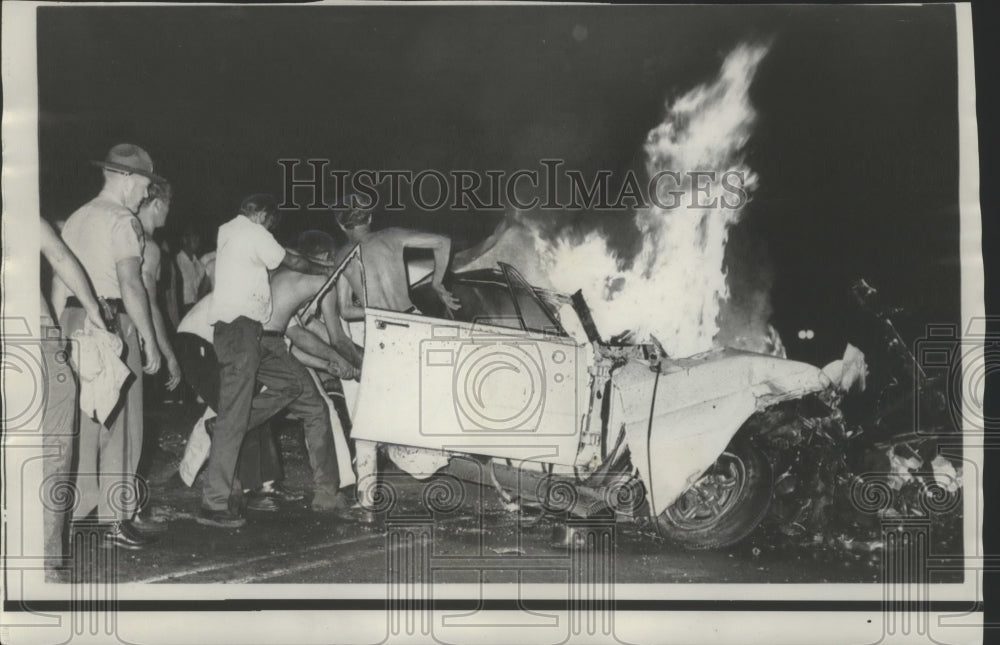 1968 Press Photo Accidents-Passersby attempt to extricate Donald W. Dunlap.- Historic Images