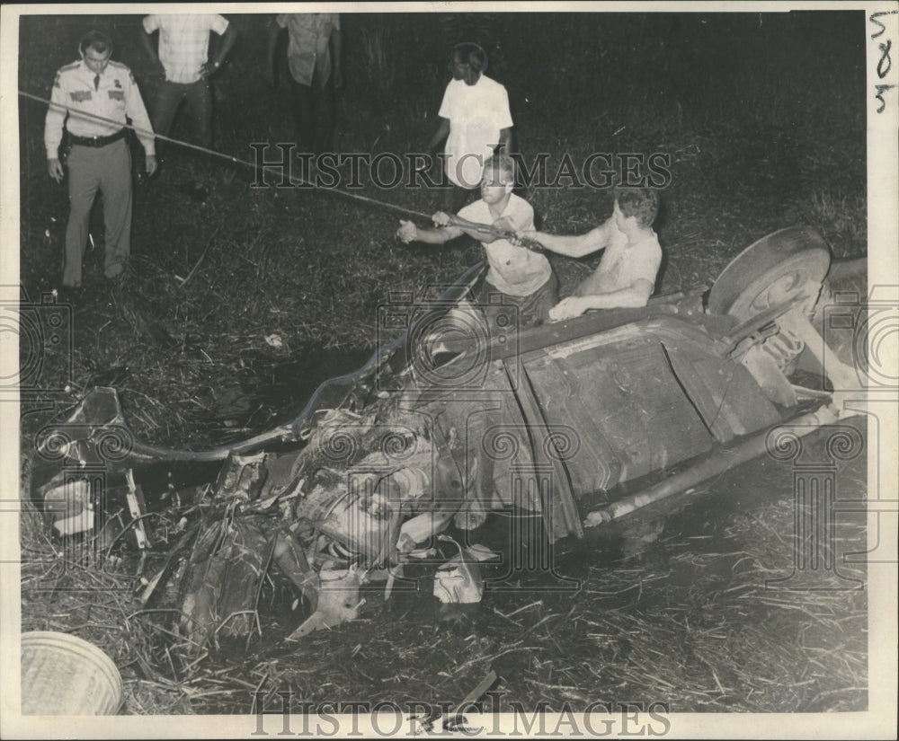 1968 Press Photo Accidents-State Police lower hook into canal on Airline Hwy.- Historic Images