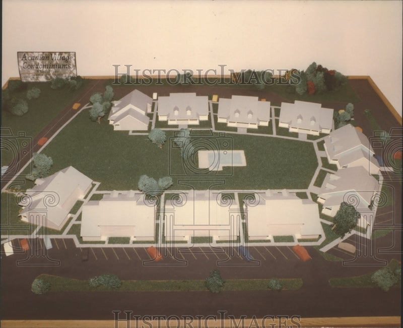 Load image into Gallery viewer, 1982 Press Photo Model shows horseshoe configuration of Acadian Village Units.
