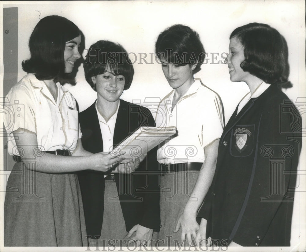 1966 Press Photo Sheila Caw President of the Holy Angels Academy Debate Club.- Historic Images