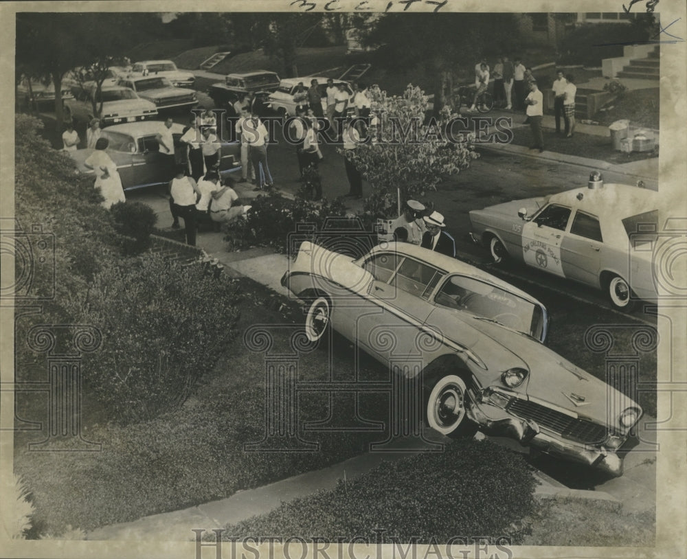 1967 Press Photo Fatal Accident- Spectators Gather at 4400 block of Venus St.- Historic Images