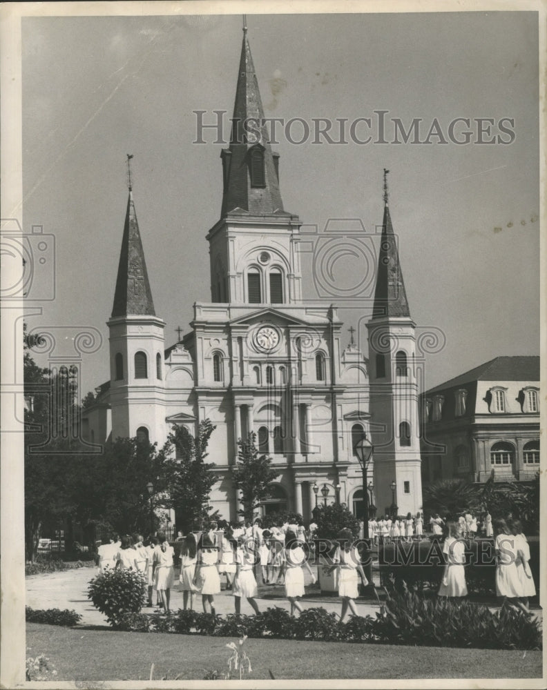  Press Photo Churches - Sacred Heart Pupils Arrive at St. Louis Cathedral- Historic Images