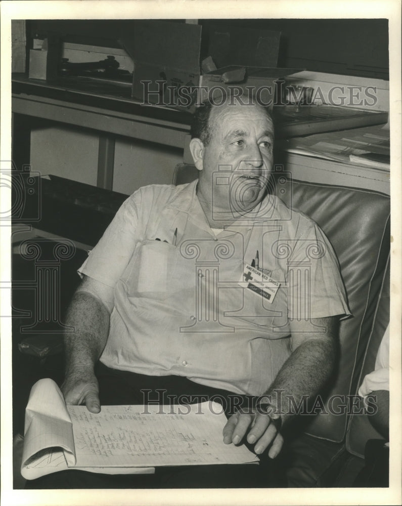 1965 Press Photo Hurricane Betsy New Orleans Rescue Worker- Historic Images