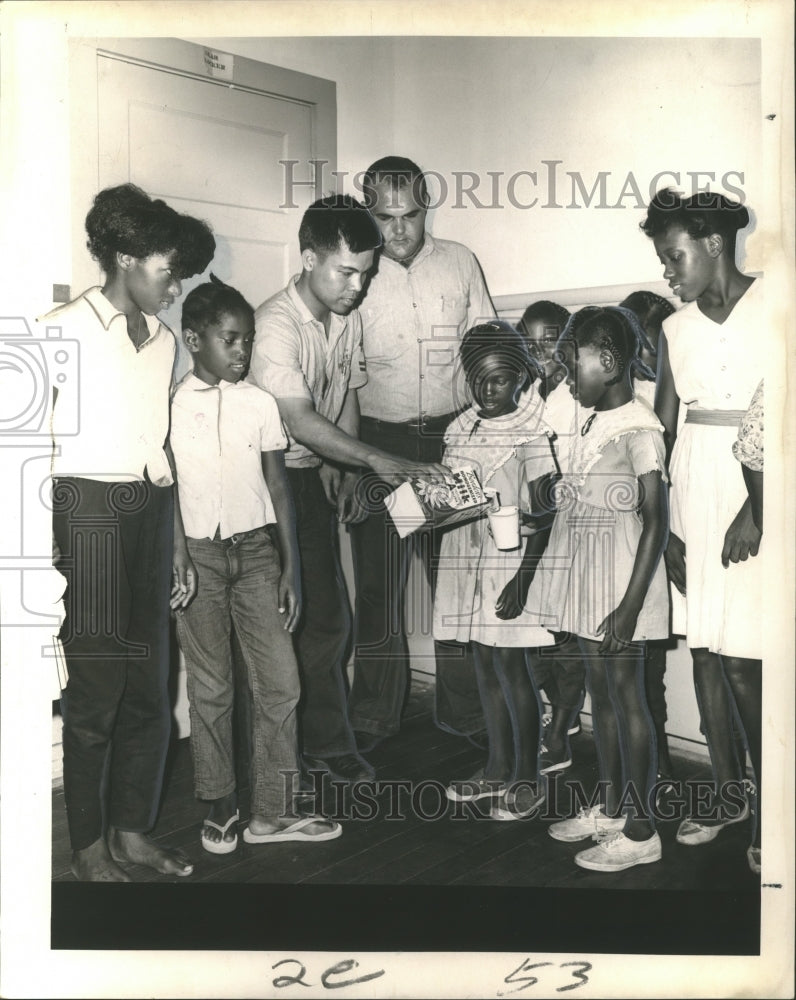 1965 Press Photo Hurricane Betsy- Pouring Milk For Flood Evacuees - Historic Images