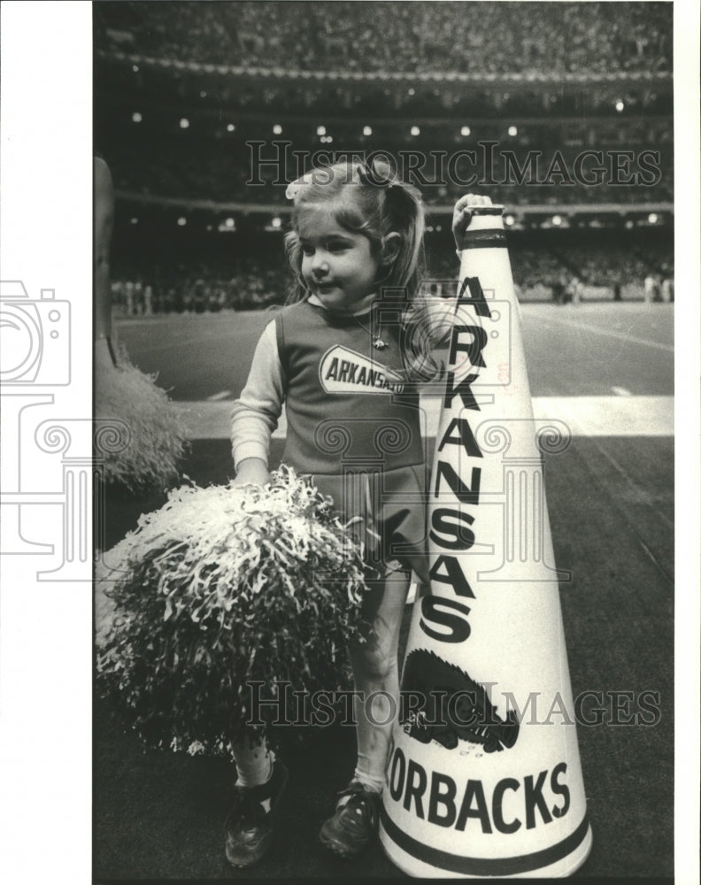 1980 Press Photo Sugar Bowl Halftime Activities Tiny Cheerleader in Louisiana- Historic Images