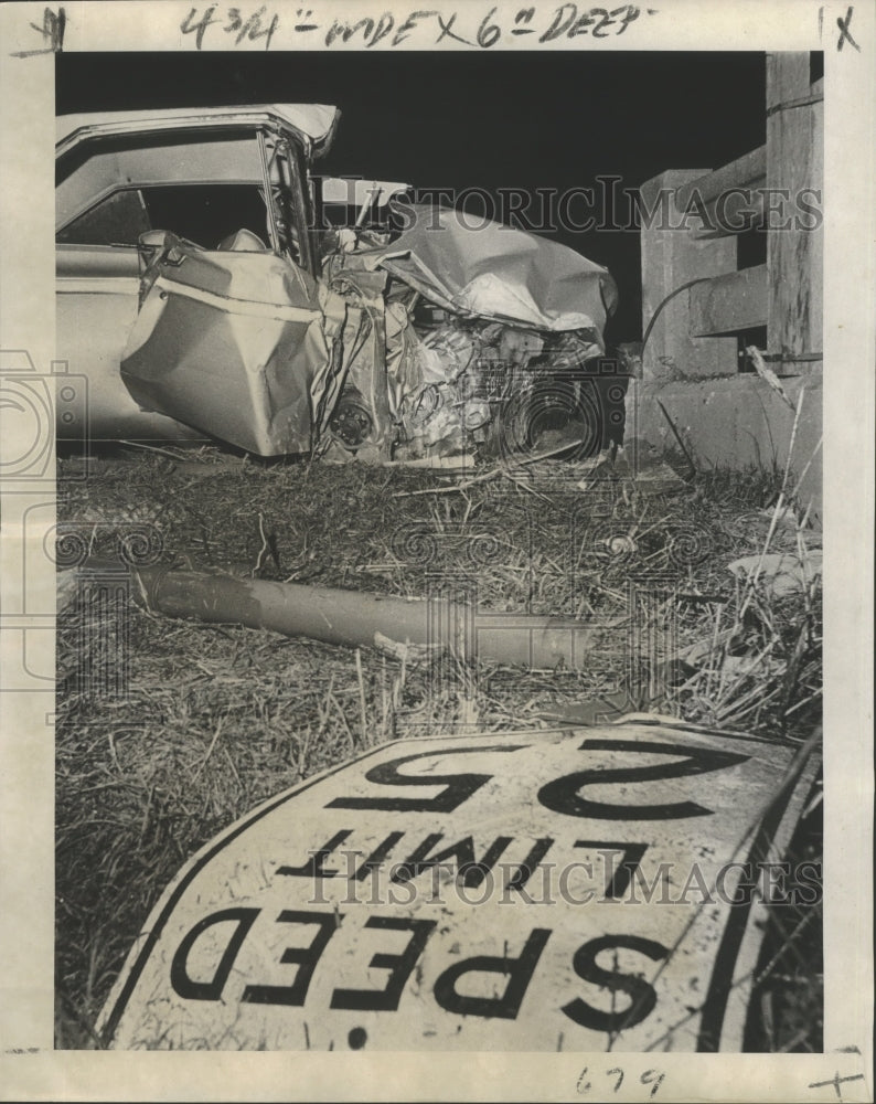 Load image into Gallery viewer, 1970 Press Photo New Orleans Chef Menteur bridge fatal car crash on Hwy 90
