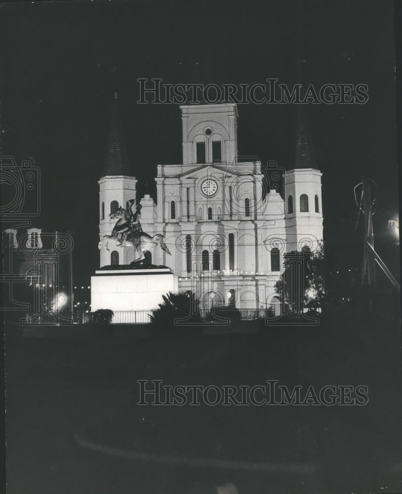 1974 Press Photo New Orleans - St. Louis Cathedral &amp; A. Jackson Statue at Night