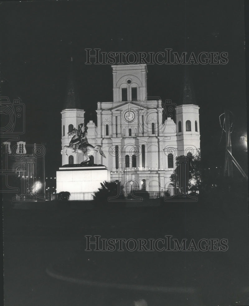 Load image into Gallery viewer, 1974 Press Photo New Orleans - St. Louis Cathedral &amp; A. Jackson Statue at Night
