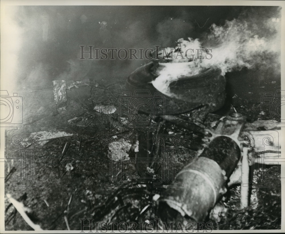 1967 Press Photo Airplane Accidents- Smoldering ruins of plane crash.- Historic Images