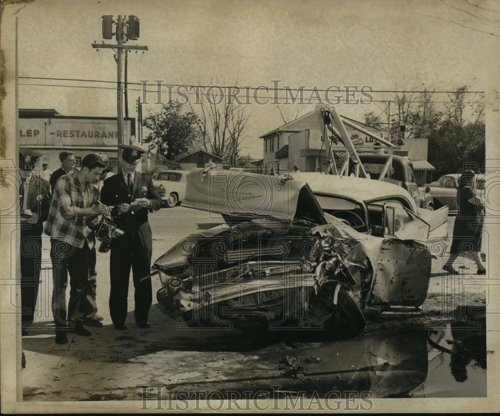 1958 Press Photo Auto accident on 6100 block of Chef Menteur Highway