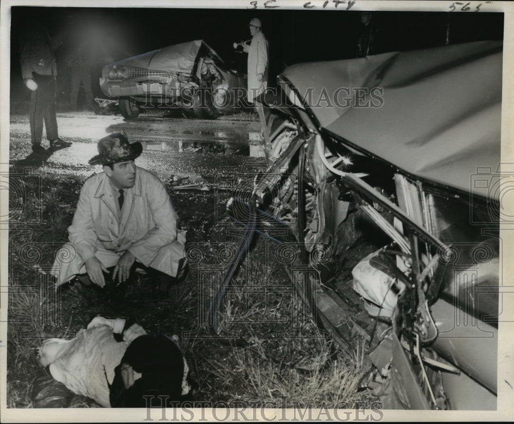 1966 Press Photo Accidents- Examining area where two west Bank men were killed.- Historic Images