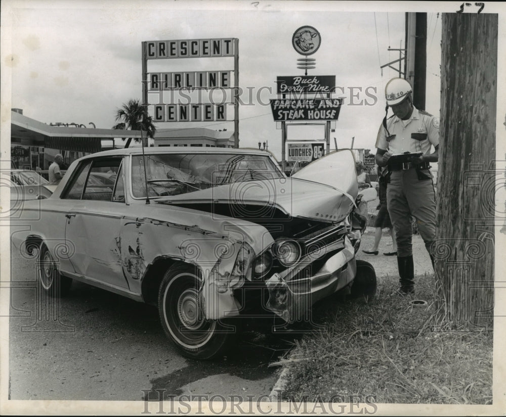 1966 Press Photo Accidents- Jefferson Parish Deputy Sheriff Frank Johnson looks.- Historic Images