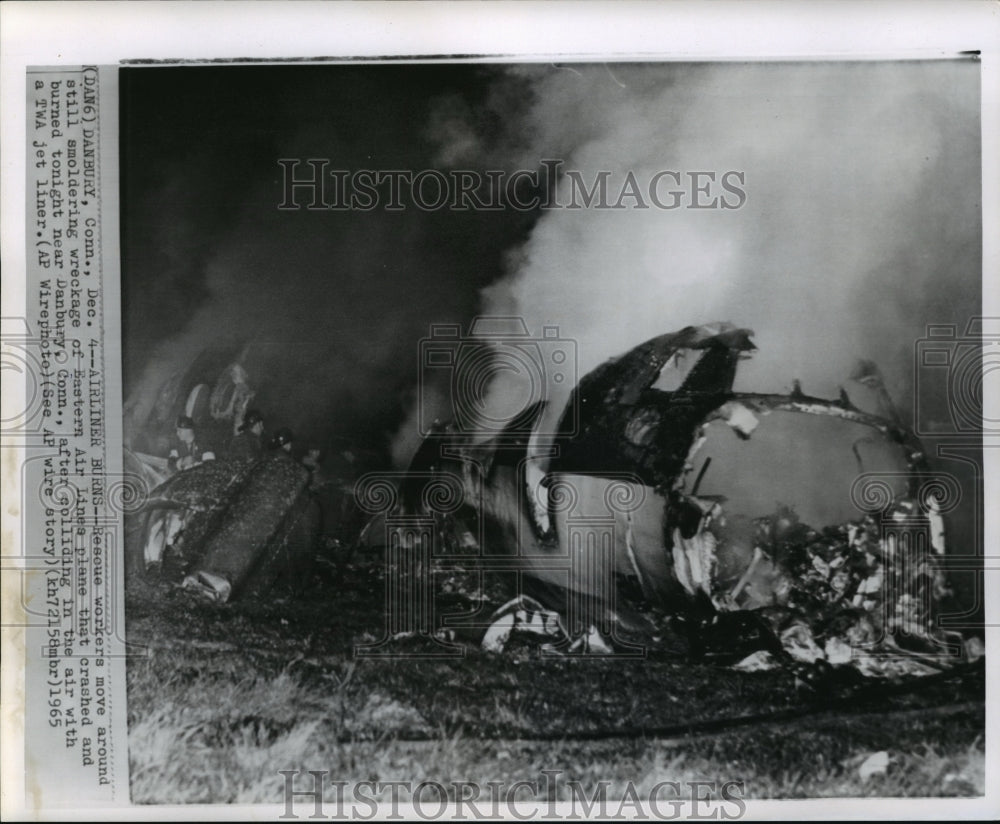 1965 Press Photo Rescue workers surveying wreckage of Eastern Air Lines plane- Historic Images