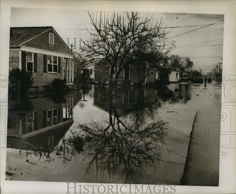 Load image into Gallery viewer, 1948 Press Photo Hurricane - Flooding on Benefit near Music in New Orleans.
