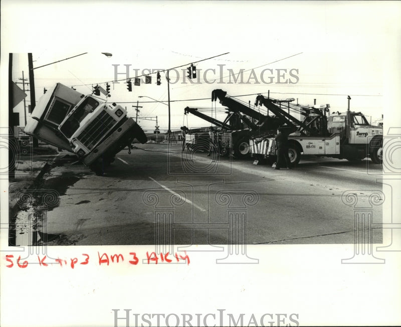 Load image into Gallery viewer, 1984 Press Photo Accidents - An overturned truck on Airline Hwy. at David Drive.
