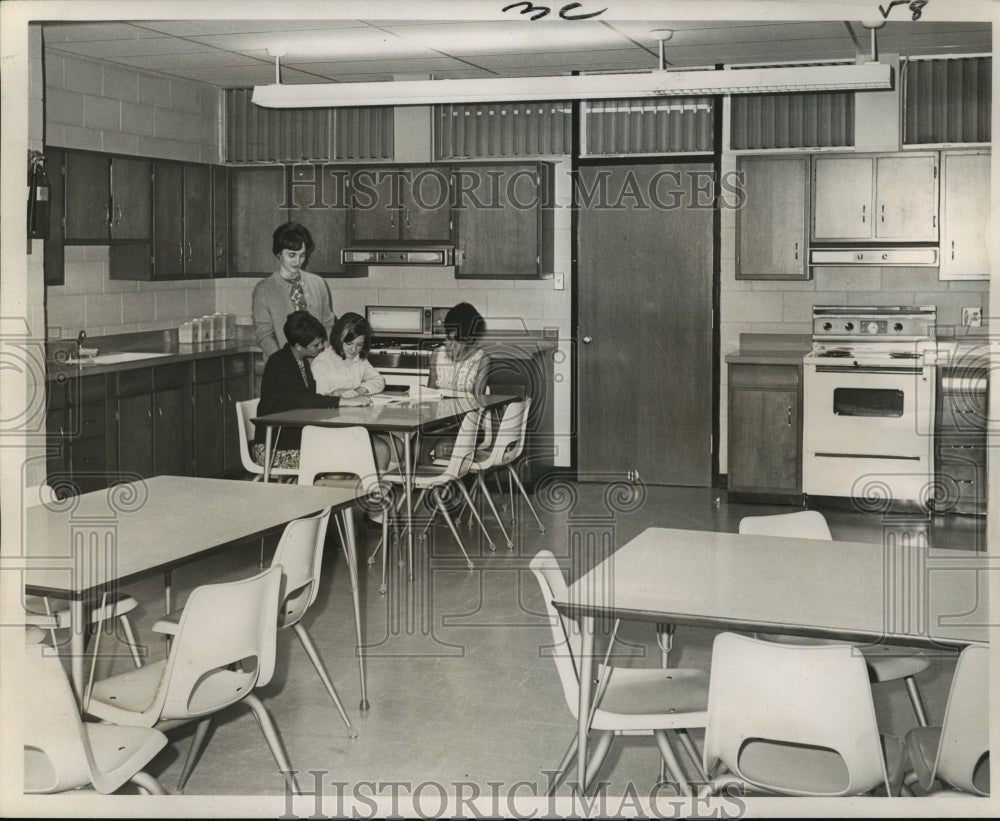 1967 Press Photo Mrs. Lynette Tuggle Home Economics teacher with students- Historic Images