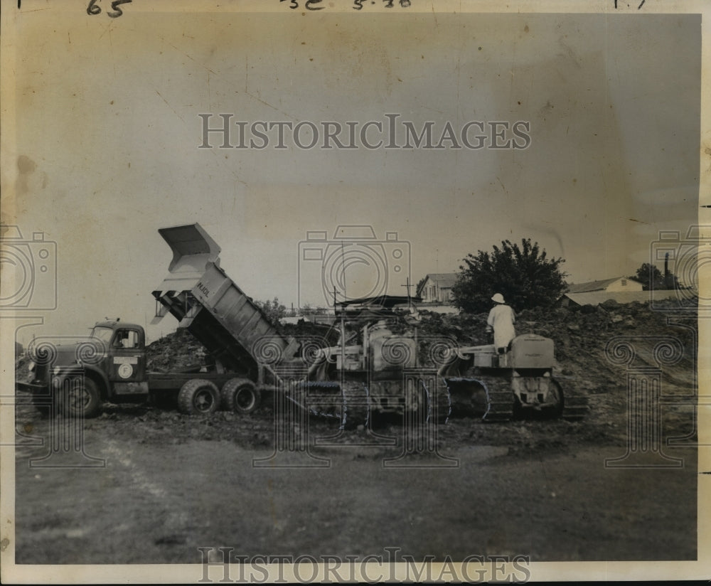 1960 Press Photo Hurricane Donna- Orleans Levee Board takes precautions.- Historic Images