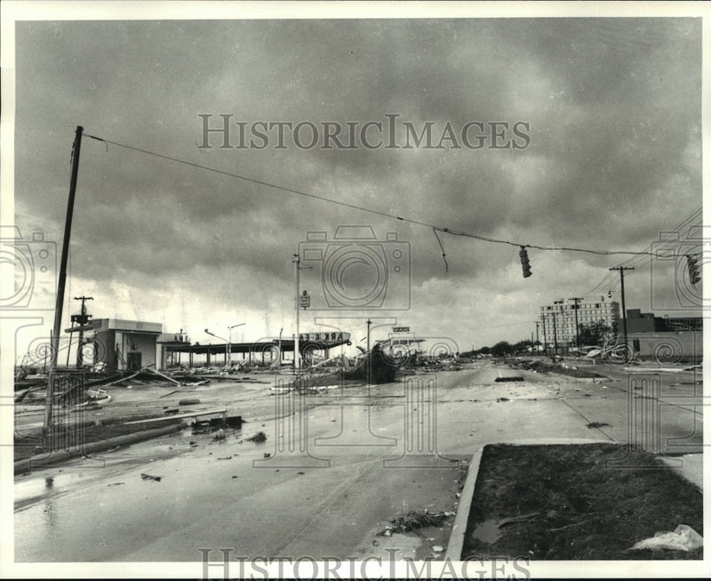 Load image into Gallery viewer, 1979 Press Photo Hurricane Camille-Highway 90 shown about hour after Camille.
