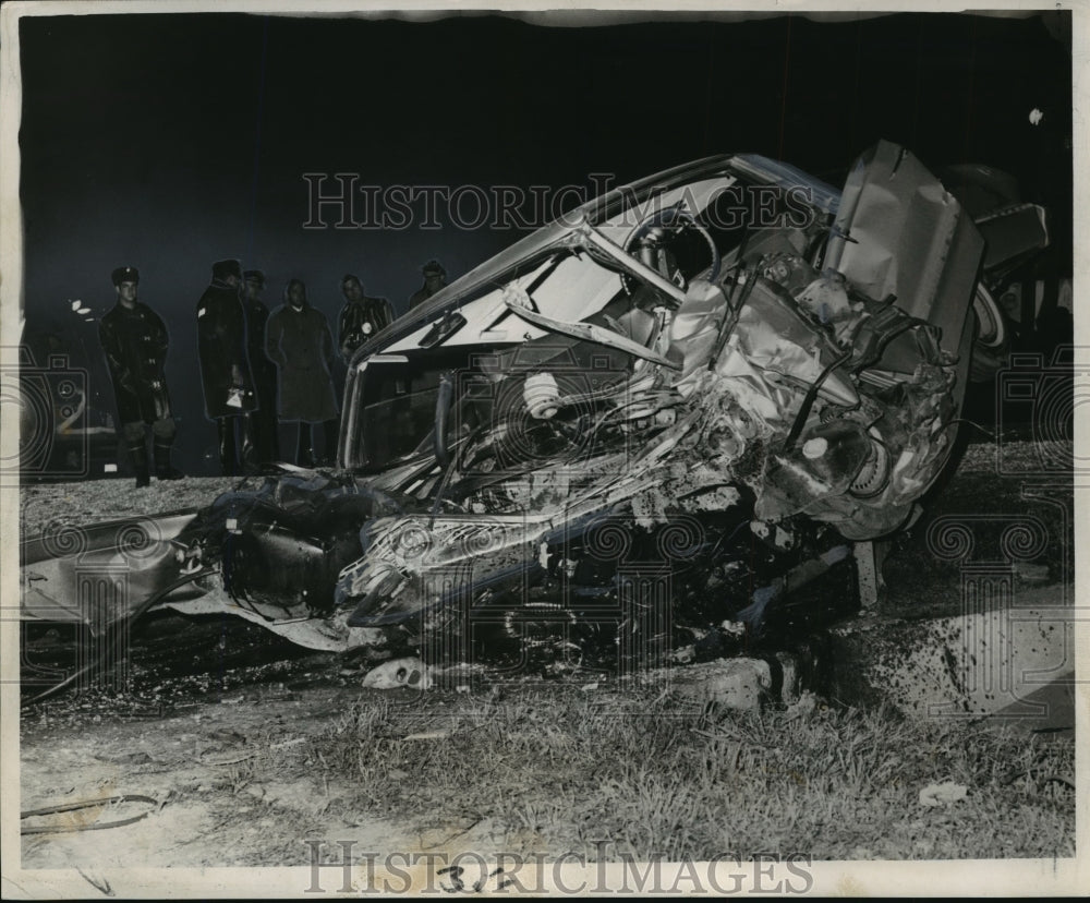 1964 Press Photo Car wreckage on Pontchartrain Expressway- Historic Images