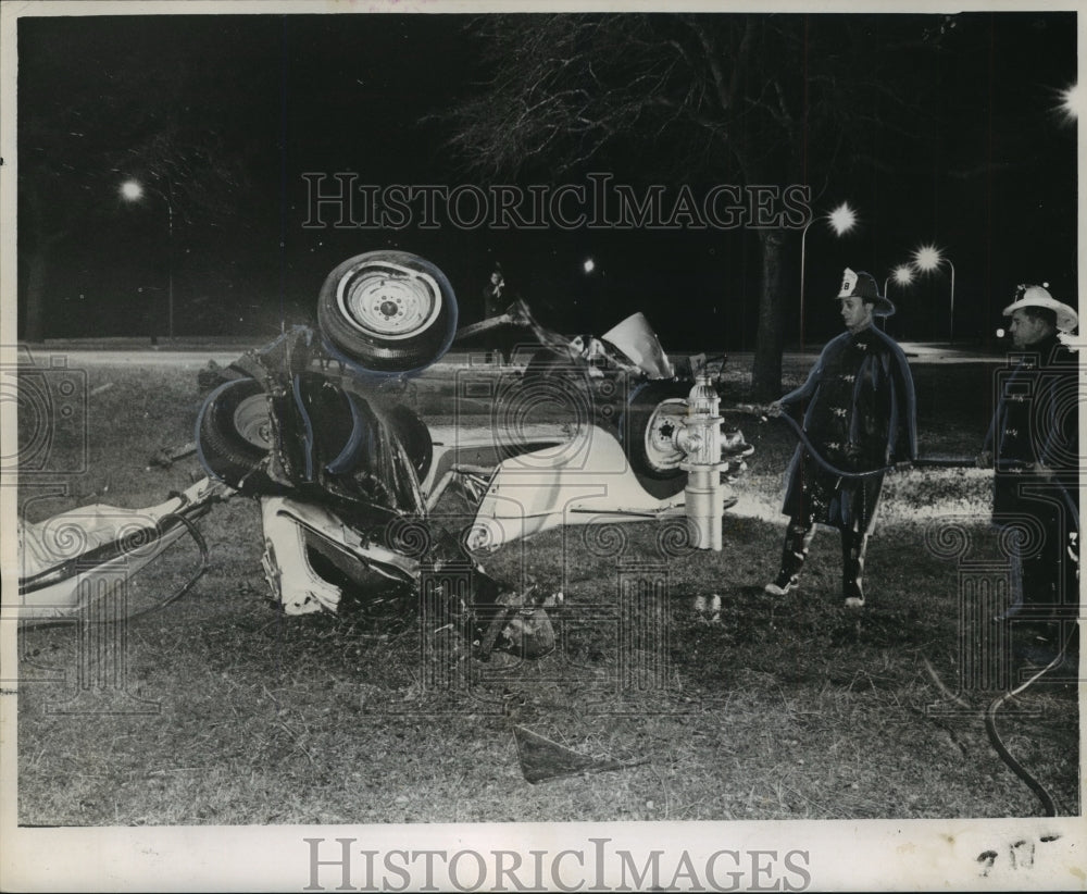 1964 Press Photo Police survey wreckage of auto that overturned on Lakeshore Dr.