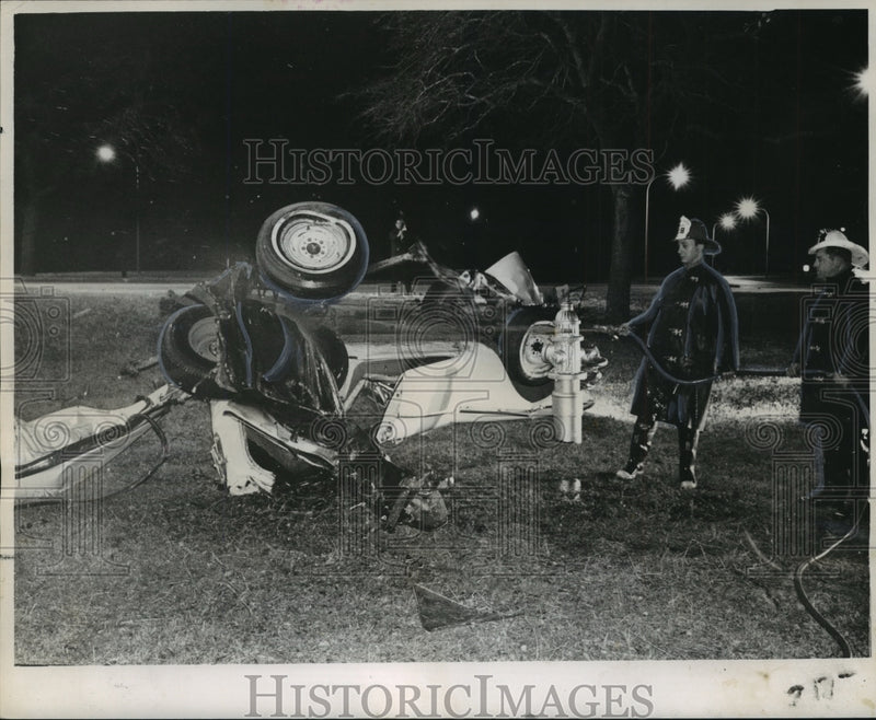 Load image into Gallery viewer, 1964 Press Photo Police survey wreckage of auto that overturned on Lakeshore Dr.

