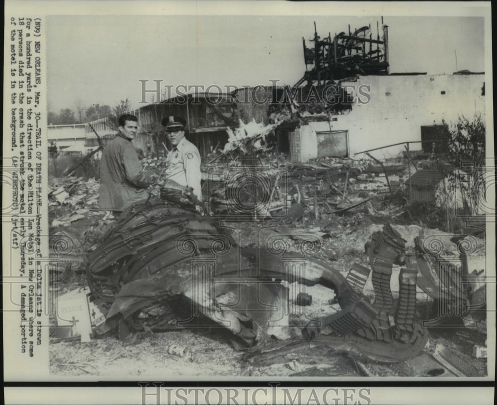 1967 Press Photo Accidents - Police inspect wreckage at Hilton Inn Motel site.- Historic Images