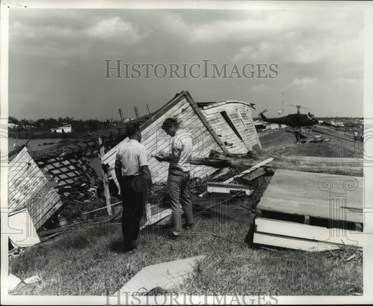 1969 Press Photo Hurricane Camille - Corps of Engineers assess levee damage.