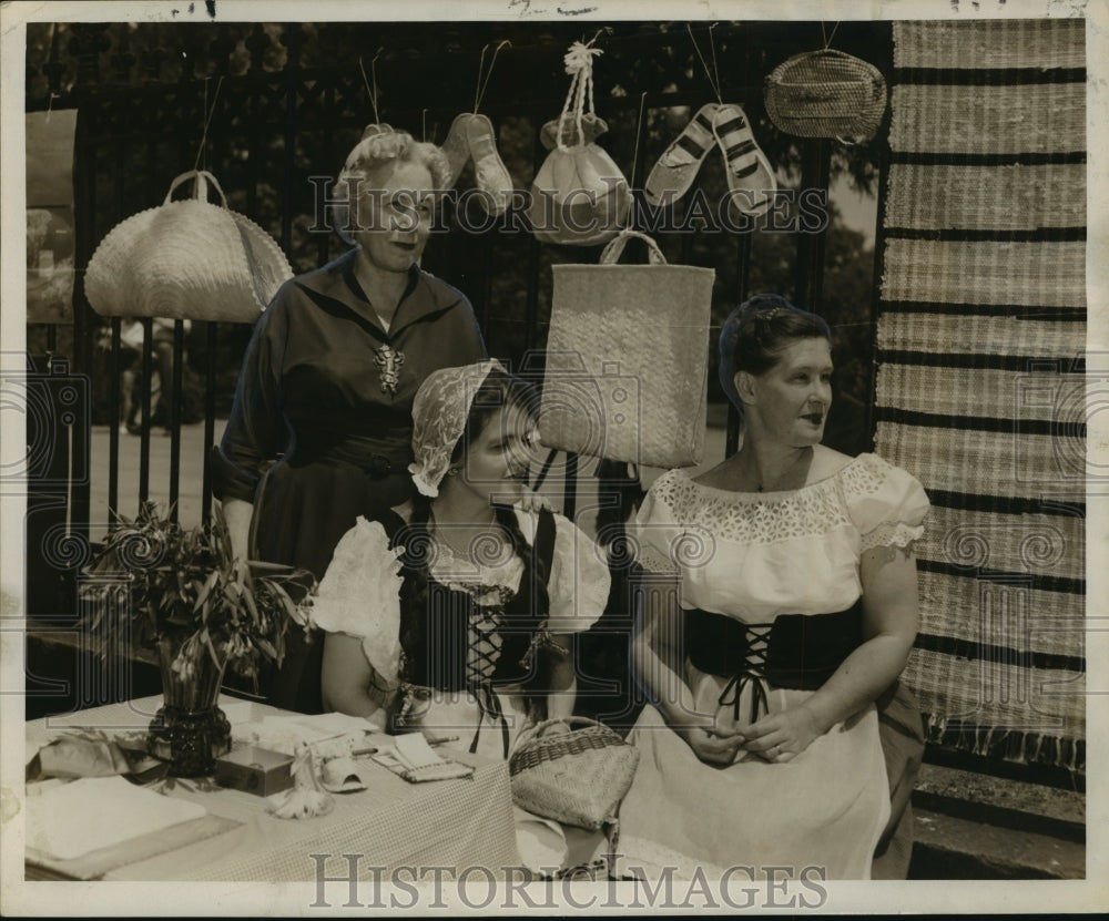 1955 Press Photo Acadians-Looking over some of the items in Acadian exhibit.- Historic Images