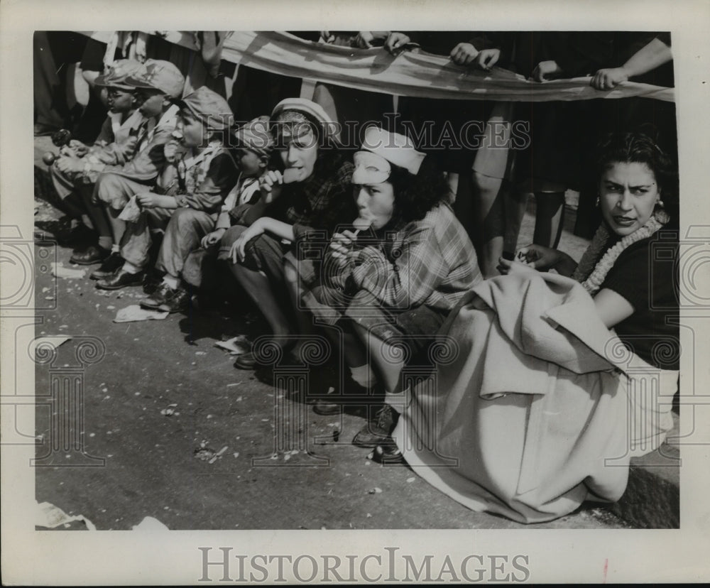 1946 Press Photo New Orleans Mardi Gras Carnival- Maskers along parade route.- Historic Images