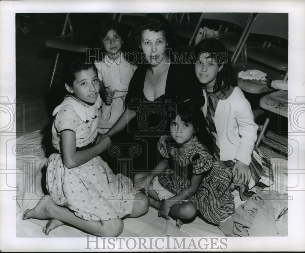 1956 Press Photo Hurricane Flossy- Refugees from Hurricane.