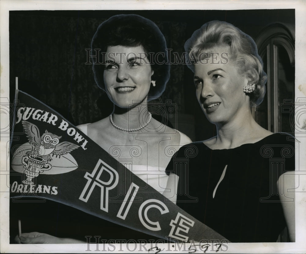 1981 Press Photo Sugar Bowl- Houston ladies pause to show off their pennant.- Historic Images