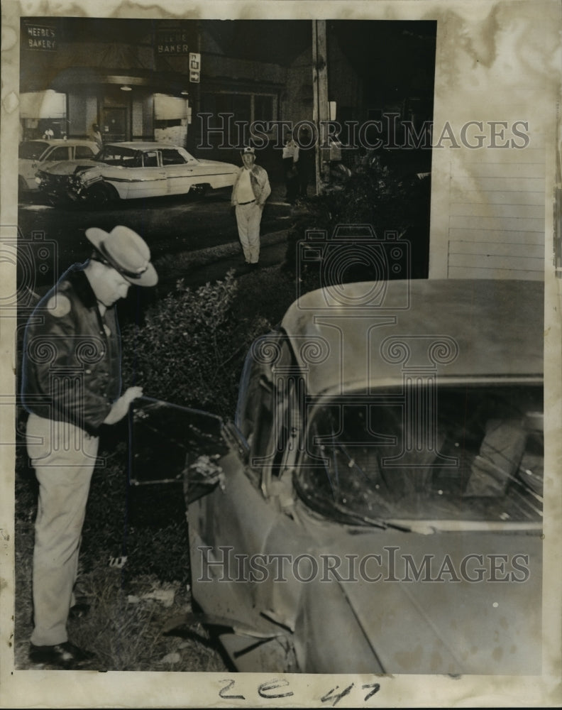 1966 Press Photo Fatality Accident-Auto accident in Gretna, police at vehicle- Historic Images