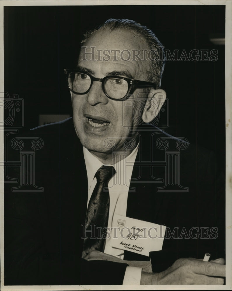 1962 Press Photo Henry E. Abt of New York talks passionately- Historic Images