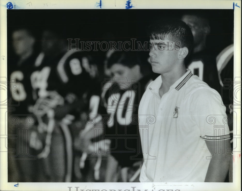 1990 Press Photo Steven Abney watches game after a previous week neck injuury- Historic Images