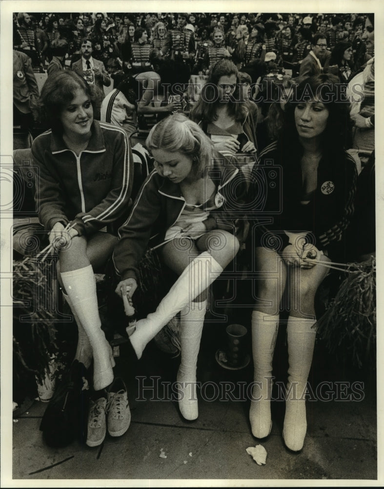 1982 Press Photo Three young ladies, fans at Sugar Bowl Classic- Historic Images