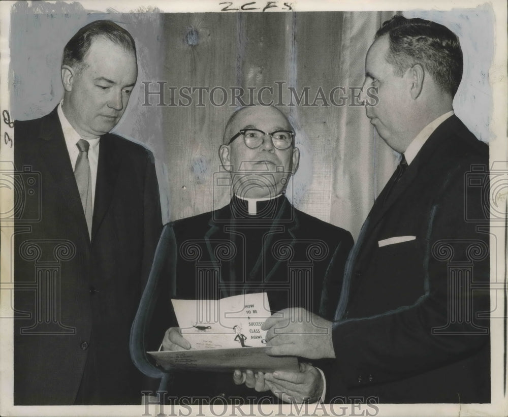 1963 Press Photo Andrew Smith, Robert Ainsworth, James Kenny examine pamphlet- Historic Images