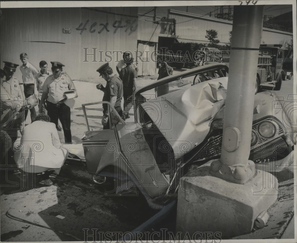 1973 Press Photo Firemen and police inspect automobile accident in New Orleans.