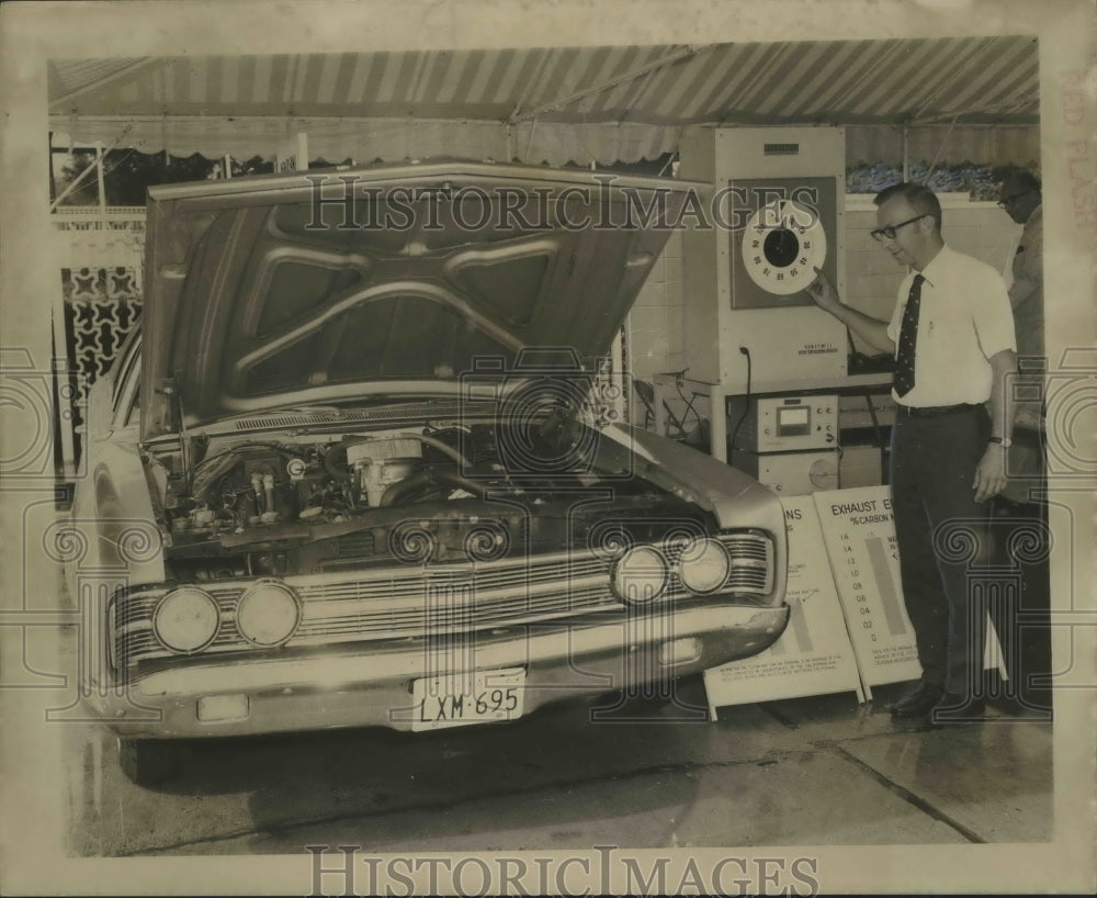 1969 Press Photo Air Pollution - Rollie Flohr of Dallas with propane fuel system