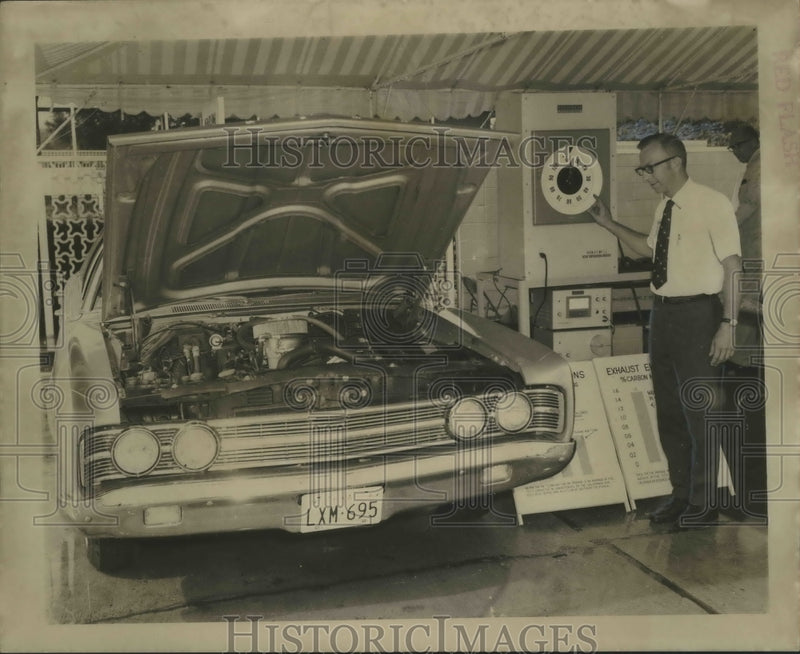 Load image into Gallery viewer, 1969 Press Photo Air Pollution - Rollie Flohr of Dallas with propane fuel system
