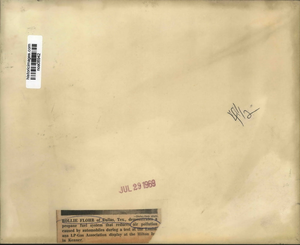 1969 Press Photo Air Pollution - Rollie Flohr of Dallas with propane fuel system